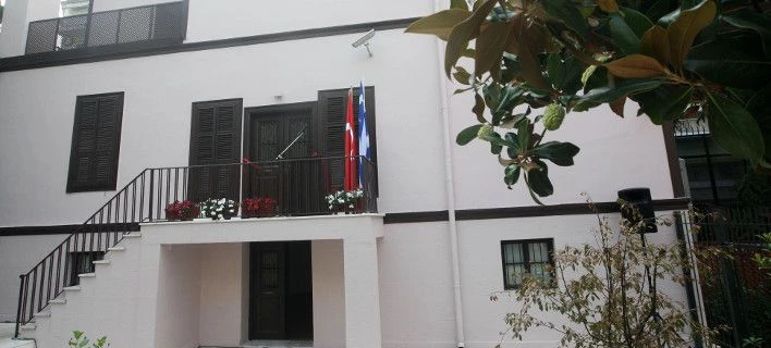 Απεργία πείνας Κύπριων φοιτητών έξω από το τουρκικό προξενείο στη Θεσσαλονίκη